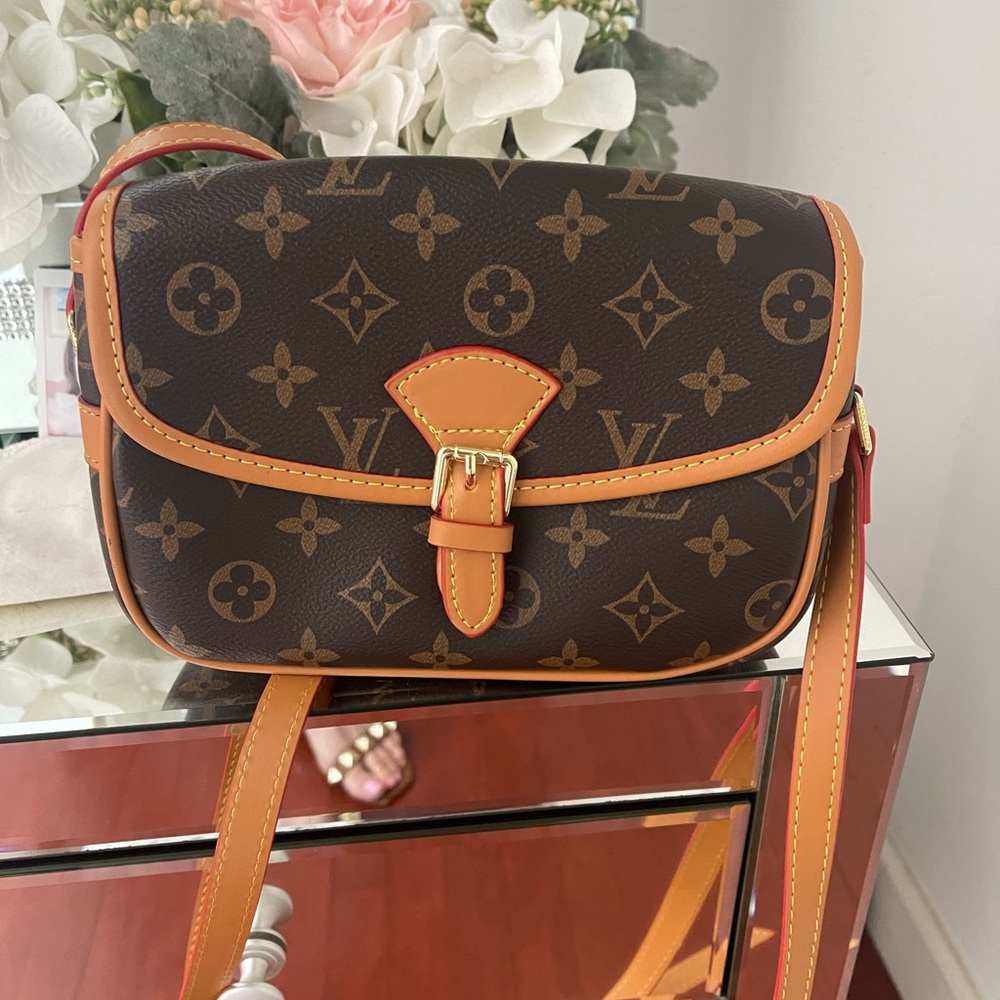 Designer Inspired crossbody/shoulder bag NWOT 😍